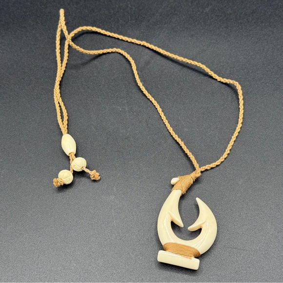 Hawaiian Māori Carved Bone Hook Pendant Hand-carved Cream and Rope Necklace - Picture 1 of 9